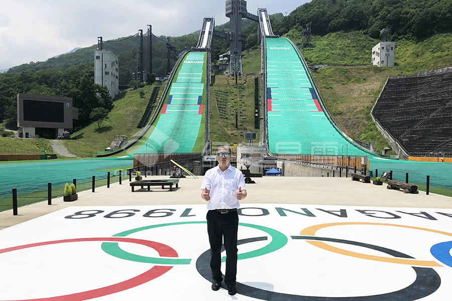 绿菱董事长在白马八方尾根滑雪场留影